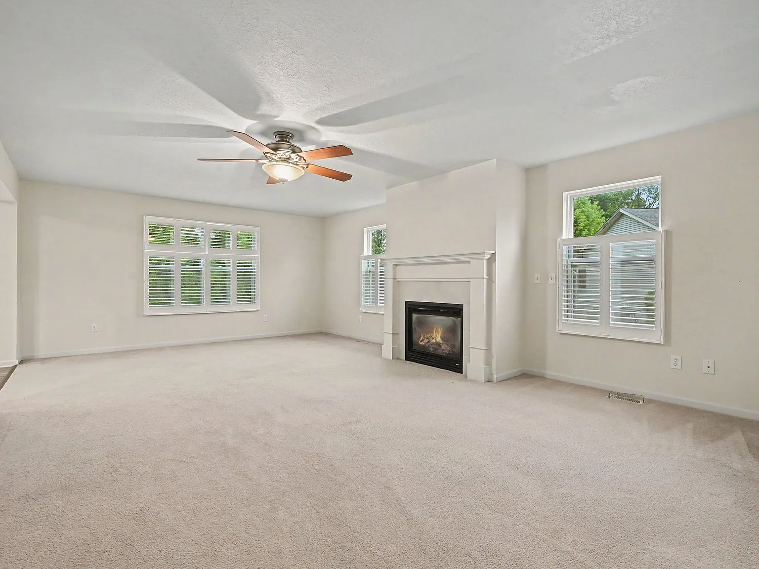 4 bed, 2.5 bath, 2227 sqft, $2,400 — Photo 3
