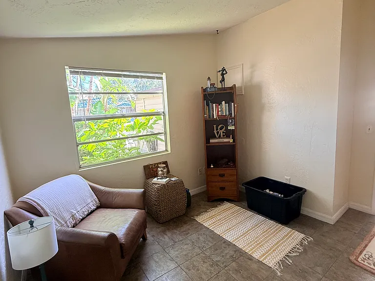 727 Bay St — Photo 9