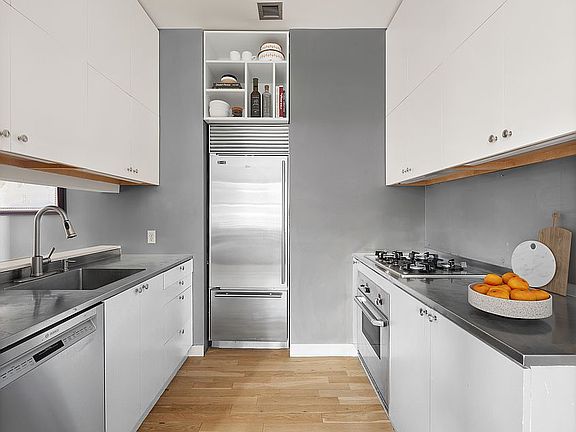 4th image of 100 Hudson St APT 4D