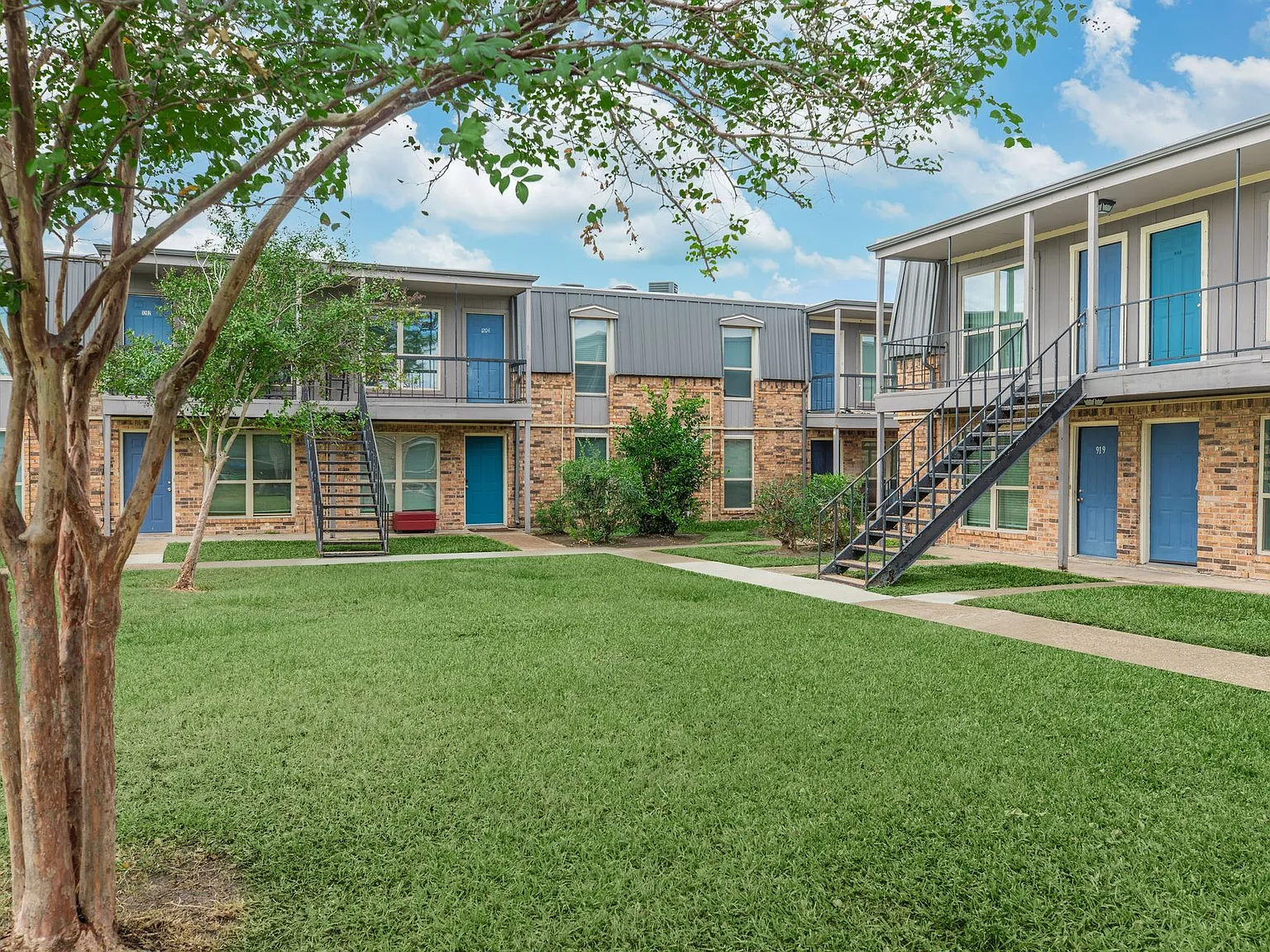 Rollingwood Apartments — Photo 2