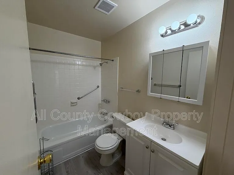 1145 W Leisher Rd — Photo 8