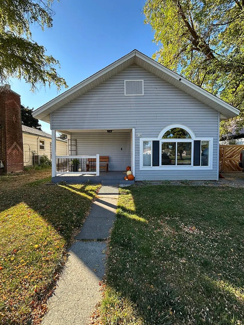 Beautifully modernized 1925 home across from park. Available in November! — Photo 1
