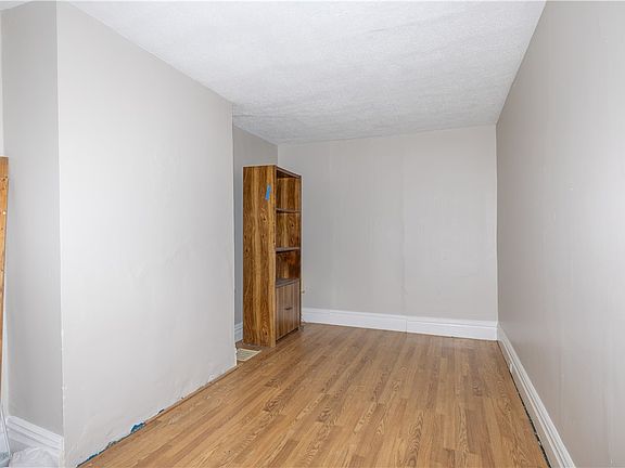 4th image of 633 Valley St