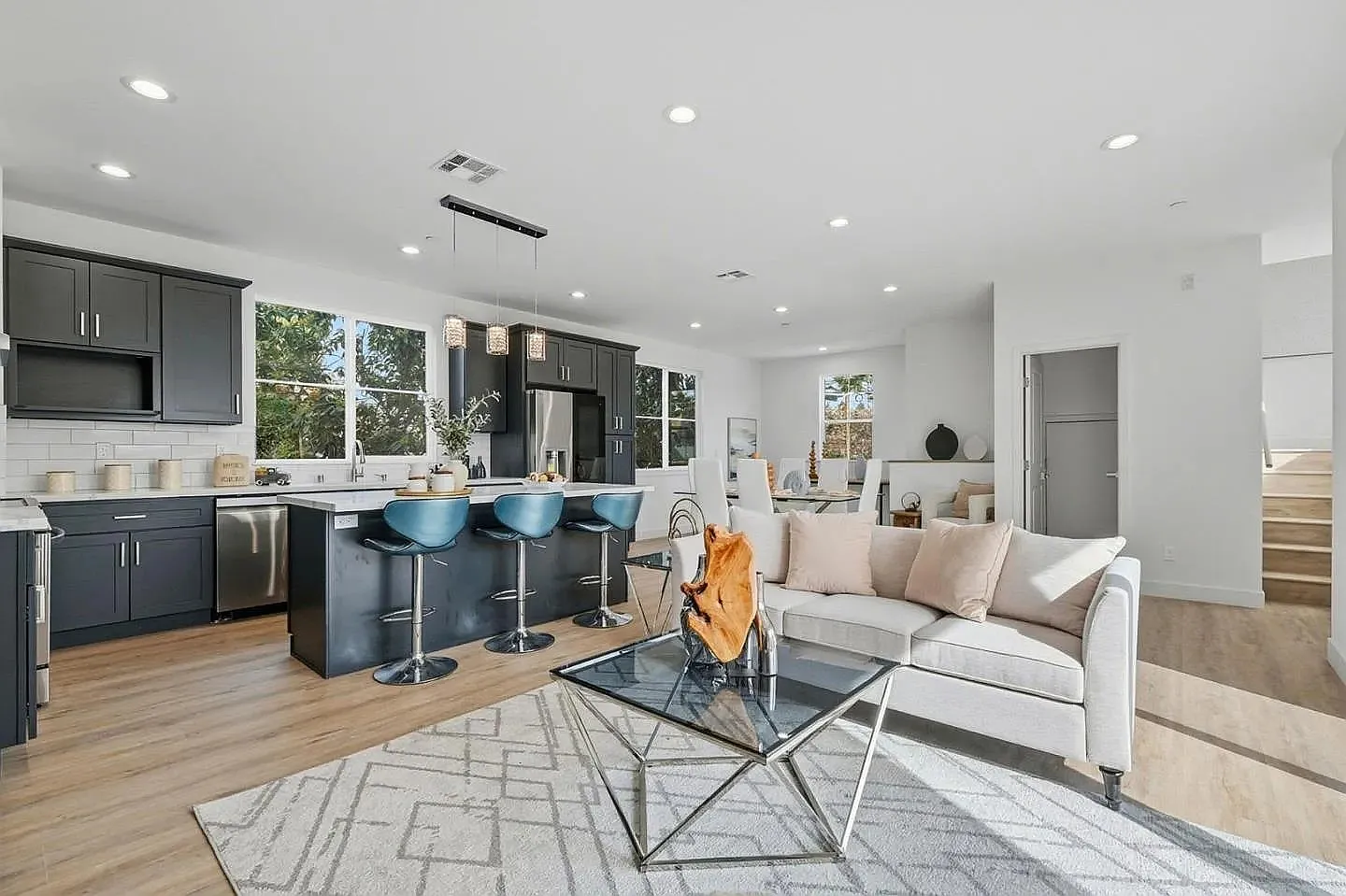 4 bed, 3.5 bath, 1722 sqft, $4,400 — Photo 4