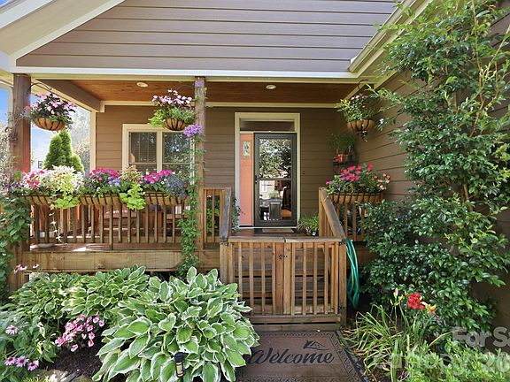 2nd image of 25 Linn Garden Ln
