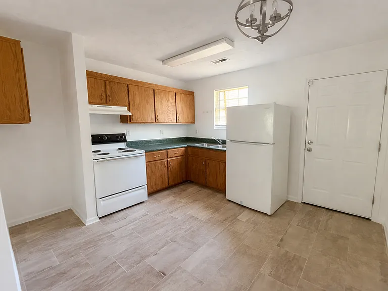 602 Kings Rd — Photo 1