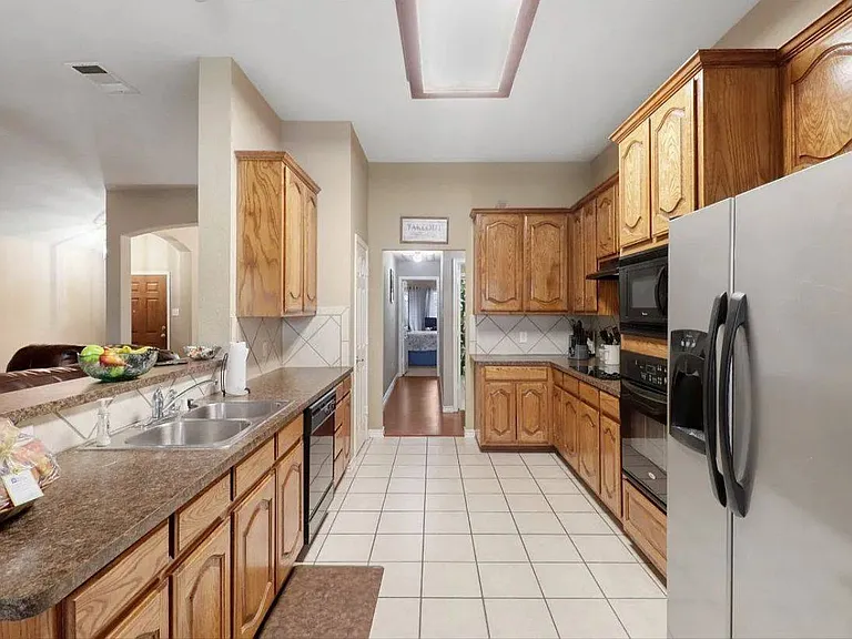 1112 Camelot Dr — Photo 7