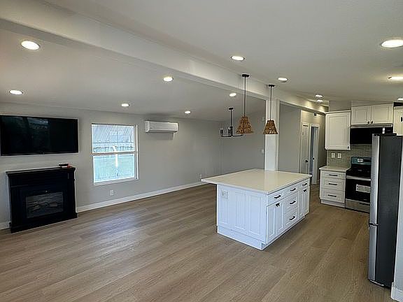 3rd image of 10745 Victoria Ave