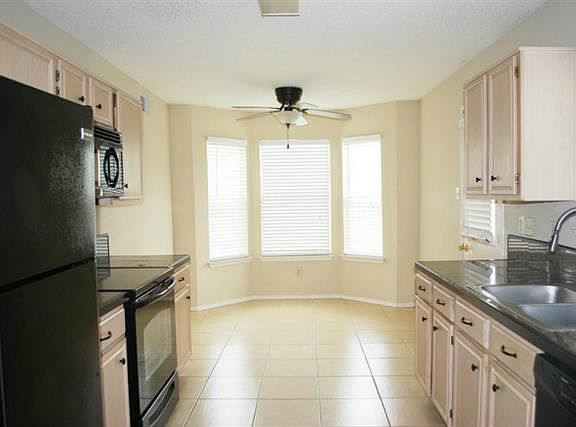 4th image of 613 Bandera St