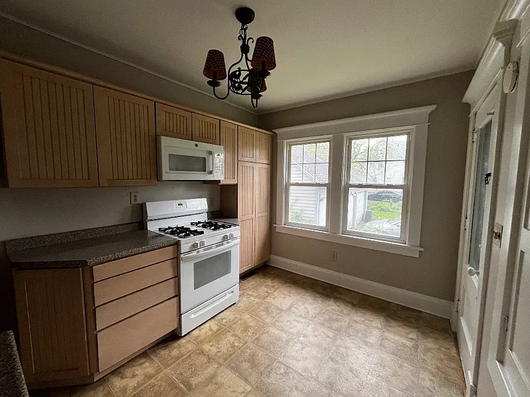 139 N Indiana Ave — Photo 11