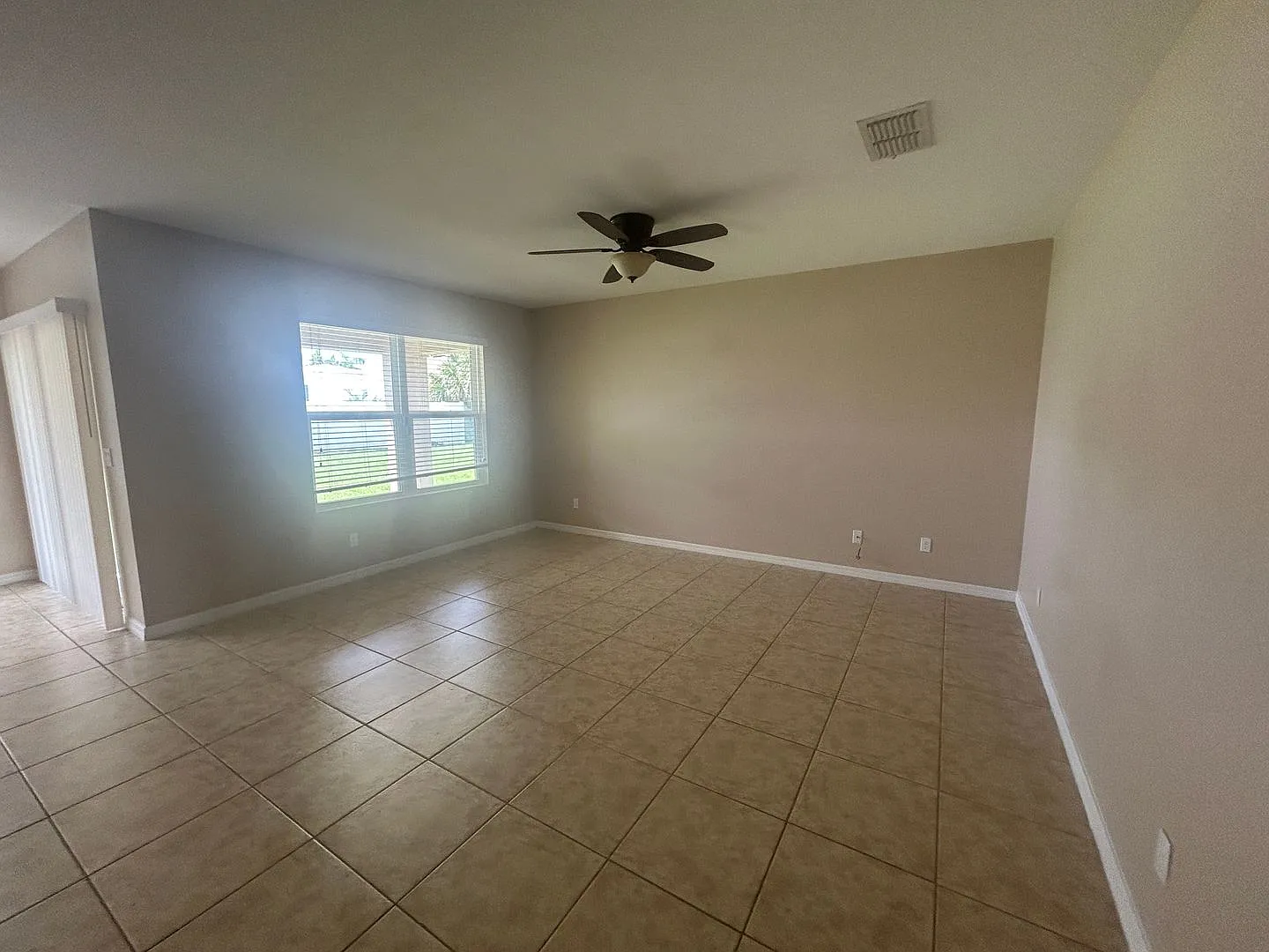 3 bedroom 2 bath single family home — Photo 4
