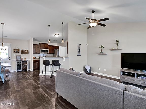 5th image of 309 Breezeway Dr