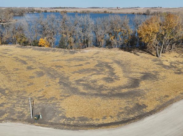 18 Cottonwood Lake Dr, Windom, MN 56101