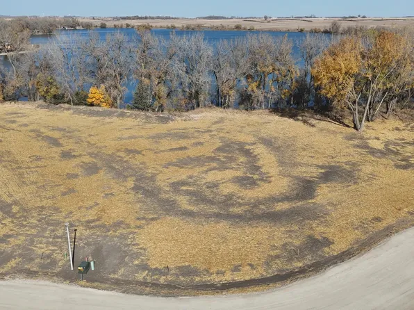 22 Cottonwood Lake Dr, Windom, MN 56101