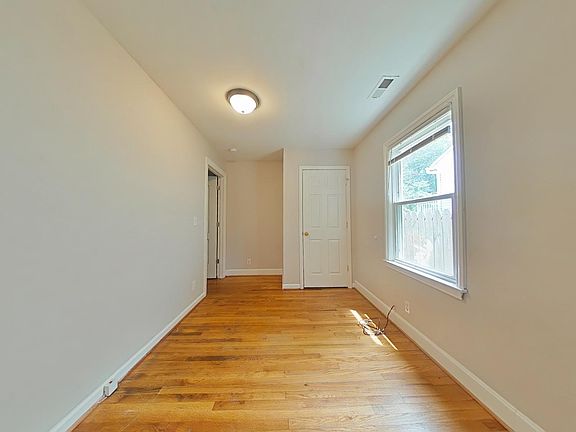 5th image of 1128 W Bank St