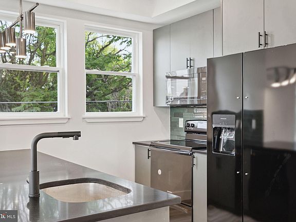 5th image of 156 W Cumberland St #2