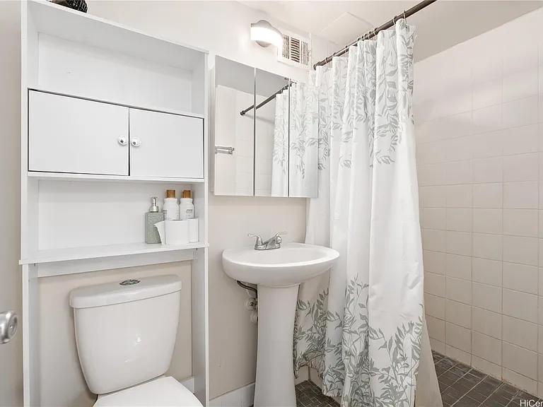 445 Kaiolu St #212 — Photo 8