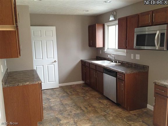 3rd image of 134 Oak St SW