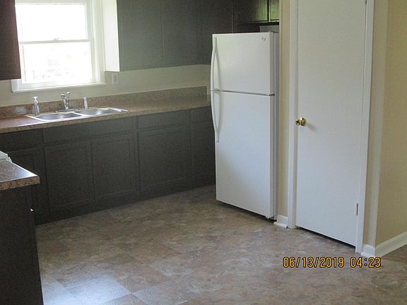 3rd image of 108 E Lone Star Ave