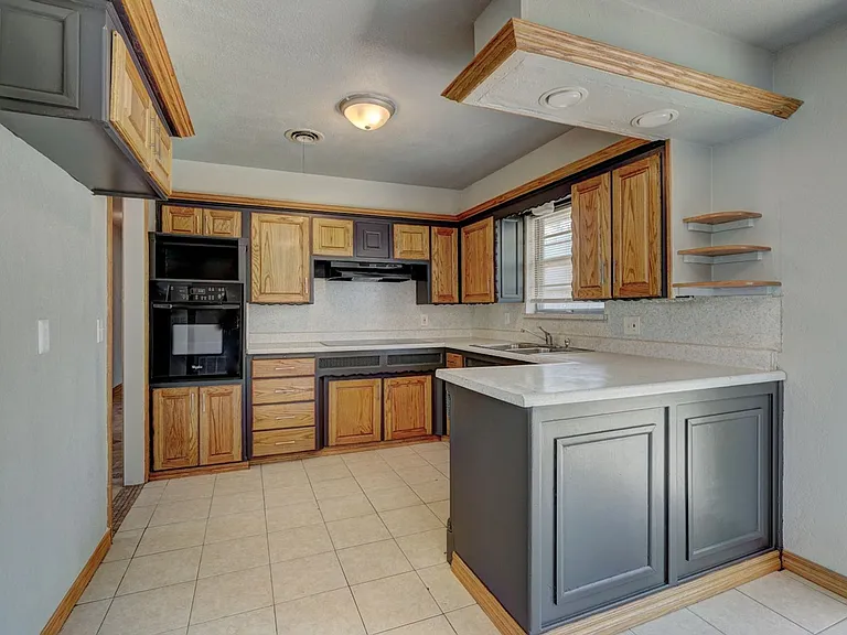 1401 Hampton Dr — Photo 7