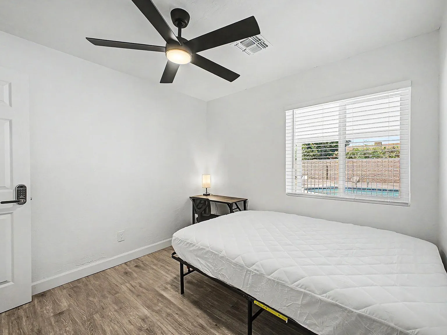 4 bed, 5.0 bath, 2800 sqft, $918 — Photo 2