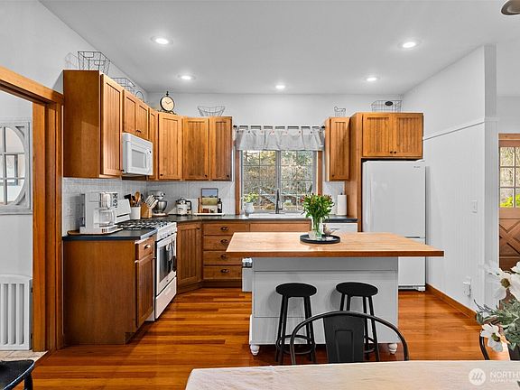 4th image of 8733 Johnson Point Road NE