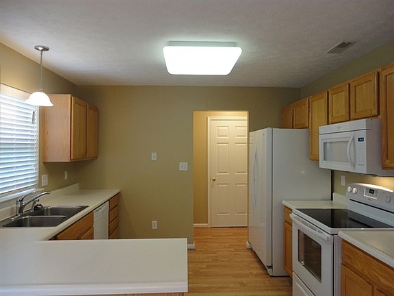 5th image of 2338 Queensway Dr
