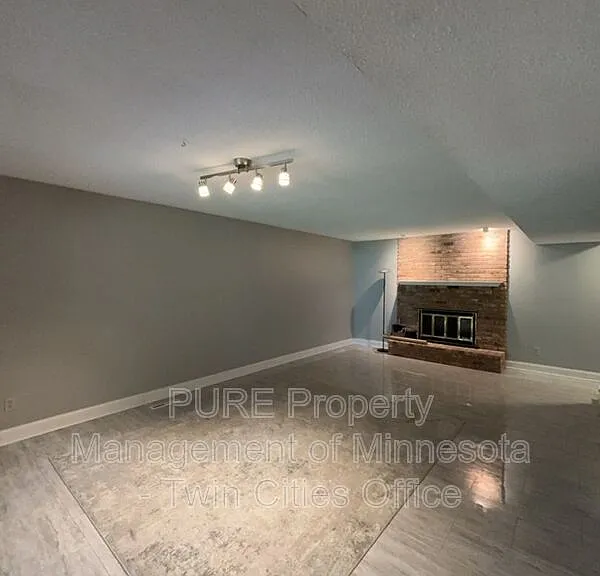 7420 Hyde Park Cir — Photo 28