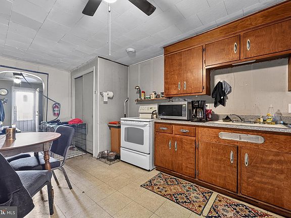 3rd image of 6 Cherry St