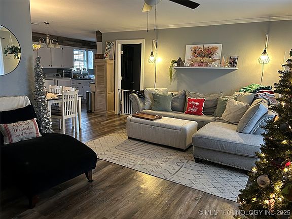 5th image of 204 E Elm Ave