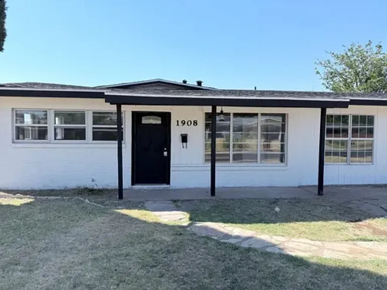 1908 Morrison Dr — Photo 1
