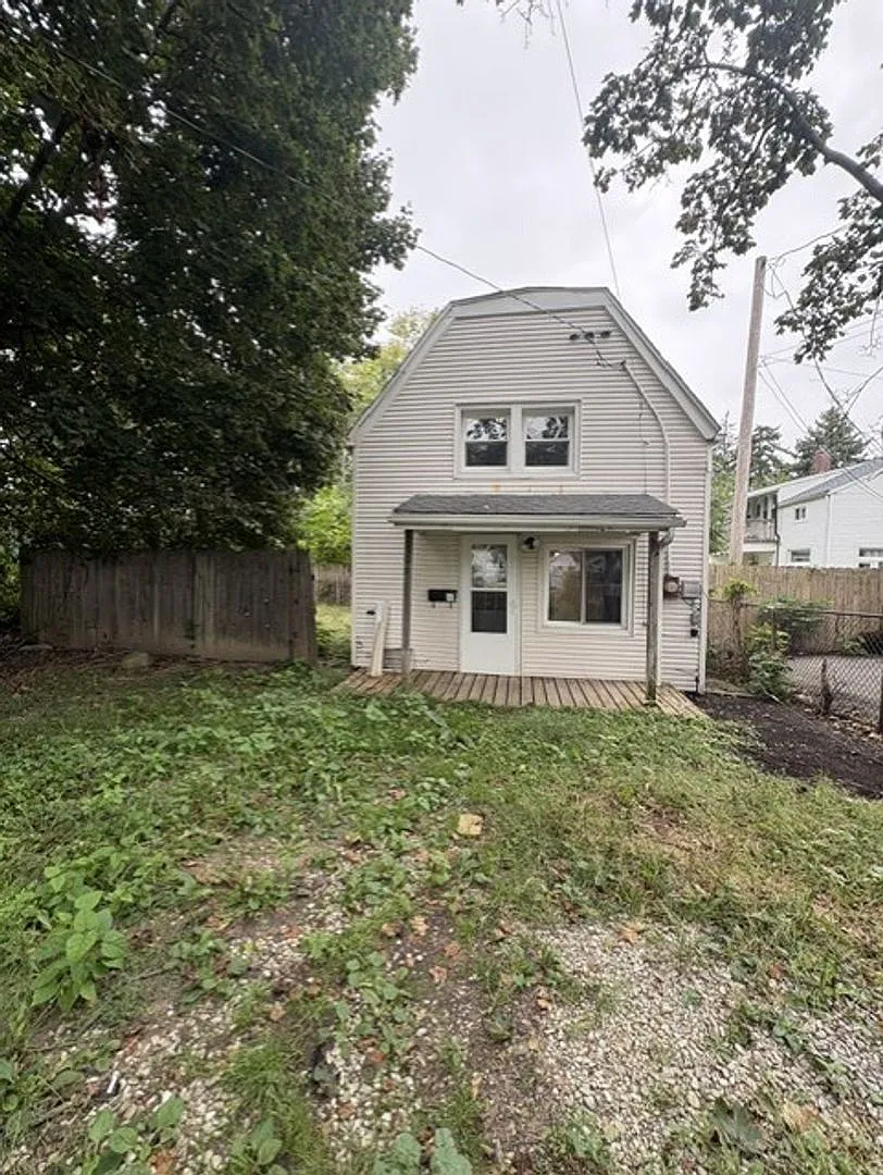 Cozy 2BR Home with Yard & Off-Street Parking 1306 Madison Ave — Photo 1