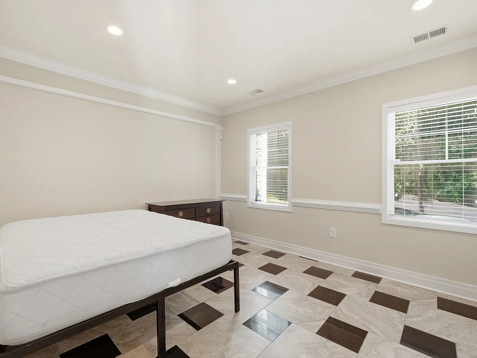 2 bed, $3,000 — Photo 4