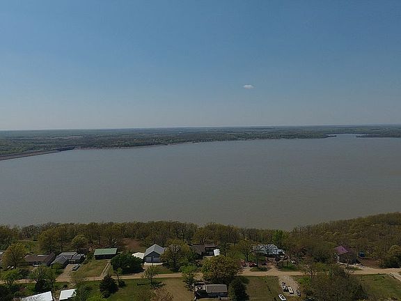 3rd image of 319 Lakeside Dr