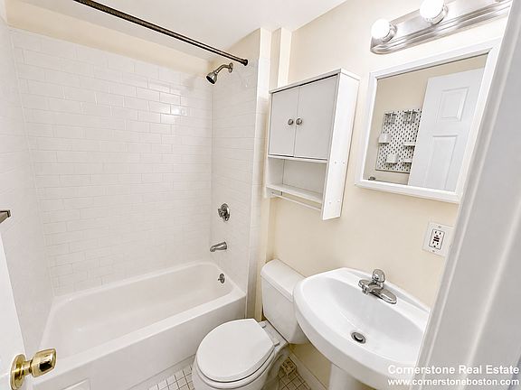 3rd image of 28 Phillips St APT 1M