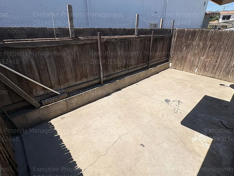 1921 Baker St — Photo 13