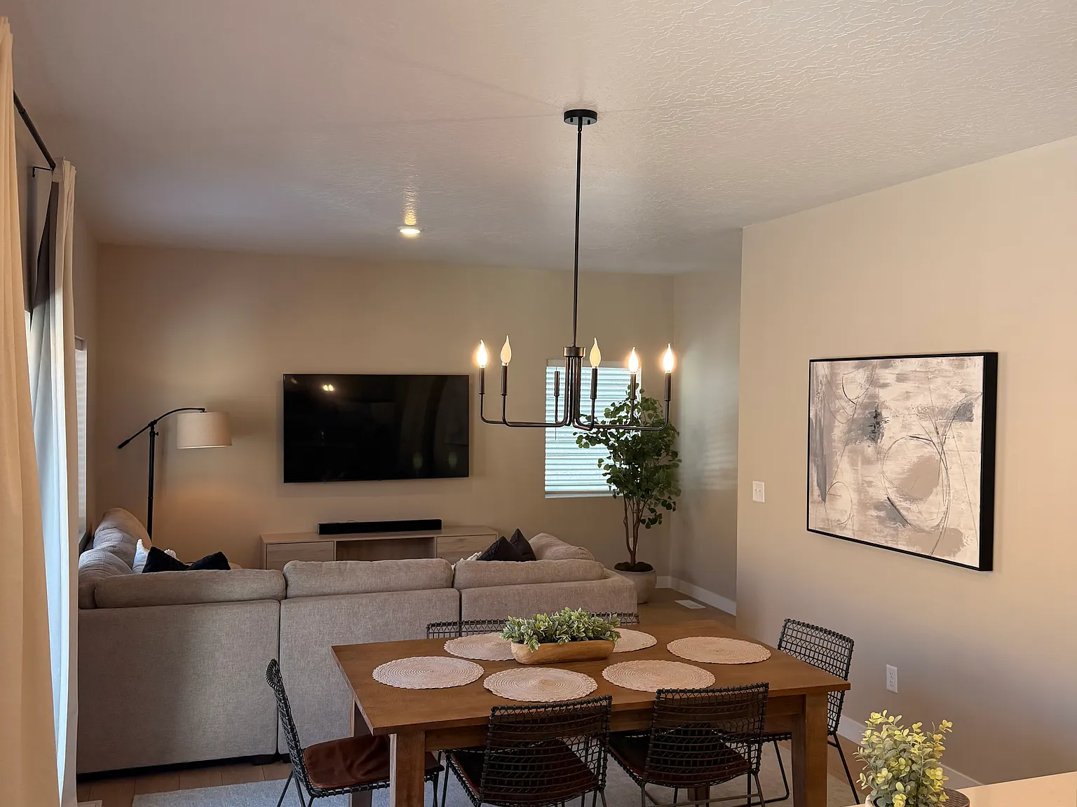 5 bed, 2400 sqft, $3,100 — Photo 3