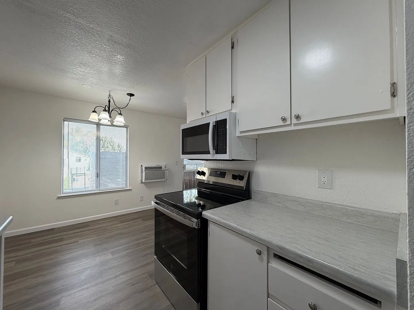 1 Bedroom 1 Bath Peckham Gardens Apartment - Reno — Photo 3