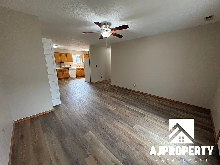 925 S Newcomb Ave — Photo 5