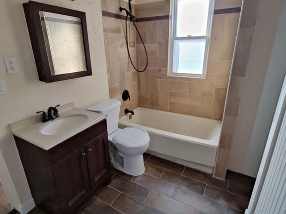 3rd image of 665 23rd Ave NE