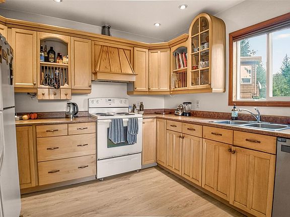 5th image of 212 Albion Cres