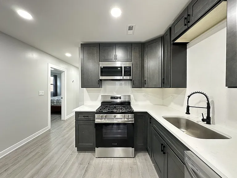 1937 W Grand Ave #3 — Photo 3