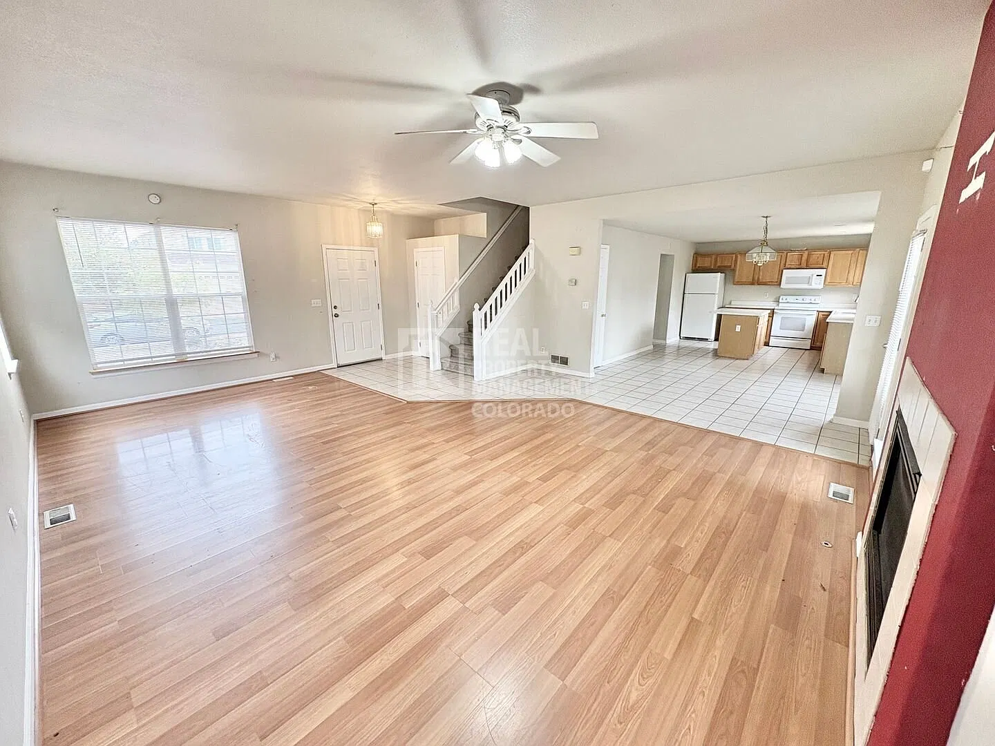 Spacious 4-Bedroom Aurora Home with Finished Basement & Private Deck — Photo 4