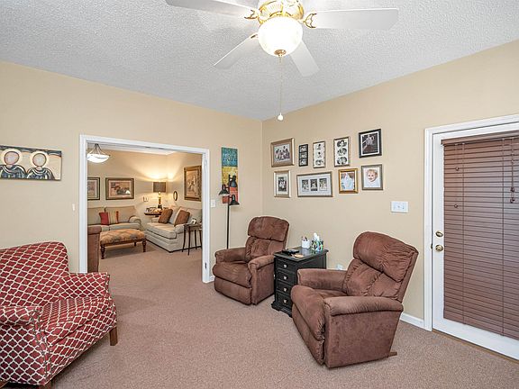 5th image of 319 Creekside Ln