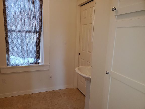 4th image of 114 S Oak St