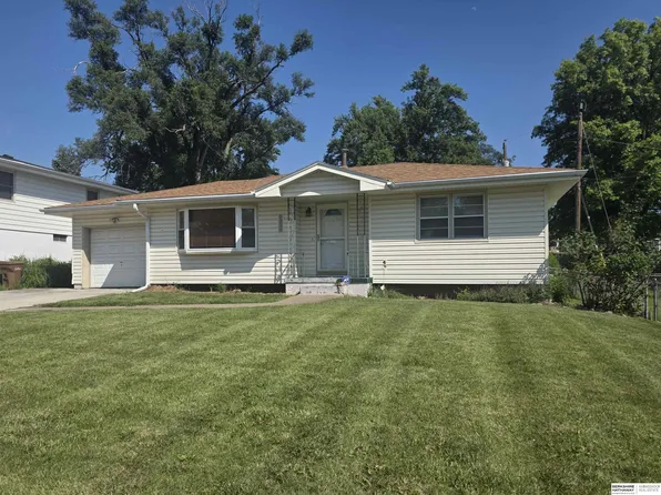 7221 Sun Valley Dr, Omaha, NE 68157