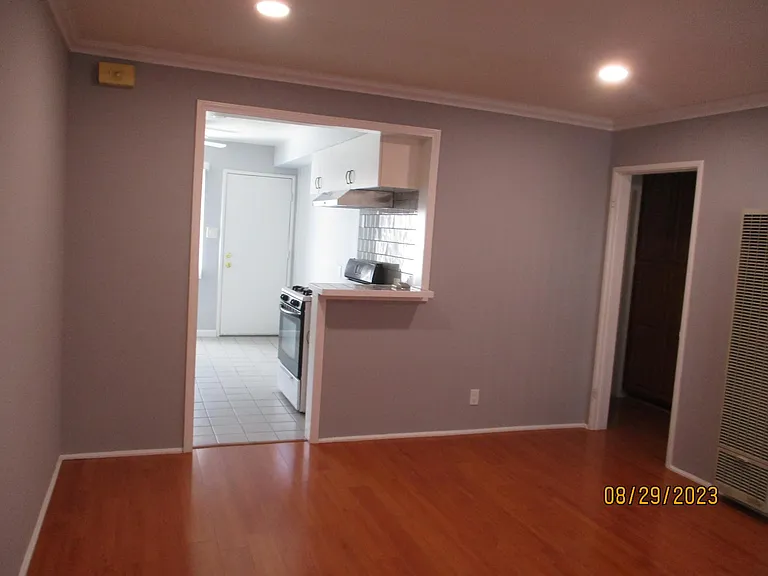 2038 E Chevy Chase Dr #B — Photo 10