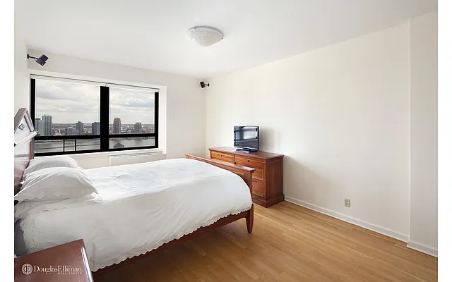 Rented by Douglas Elliman | media 38