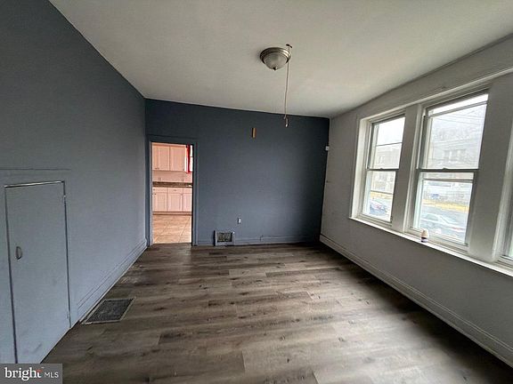 2nd image of 800 W 11th St
