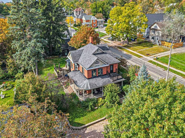 102 Clapperton St, Barrie, ON L4M 3G2
